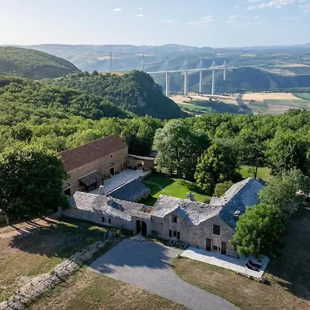 Face Au Viaduc De Millau - Et Piscine
