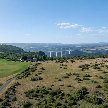 Face Au Viaduc De Millau - Et Piscine